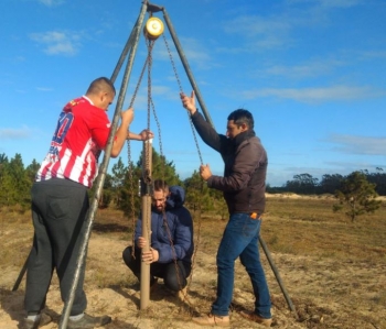  Procedimento de percursão (batidas) para o cano entrar na areia para amostragem.