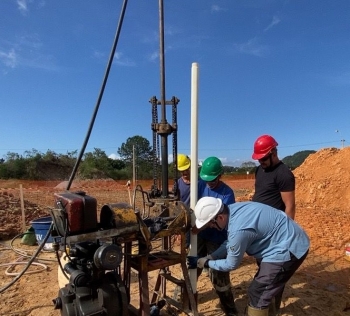  Perfuração do solo com metodologia mecânizada é utilizada em locais que o solo é muito compactado ou apresenta rochas.