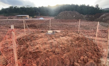  Isolamento do novo piezômetro afim de evitar quebras ou algum veículo danificar as estruturas durante fase de obras.